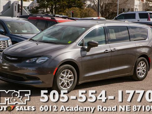 Used 2023 Chrysler Voyager LX image 9