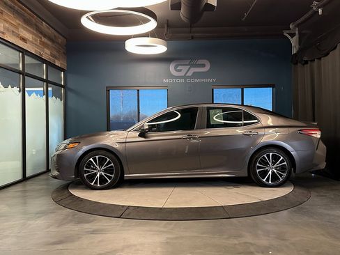 Used 2020 Toyota Camry SE image 6