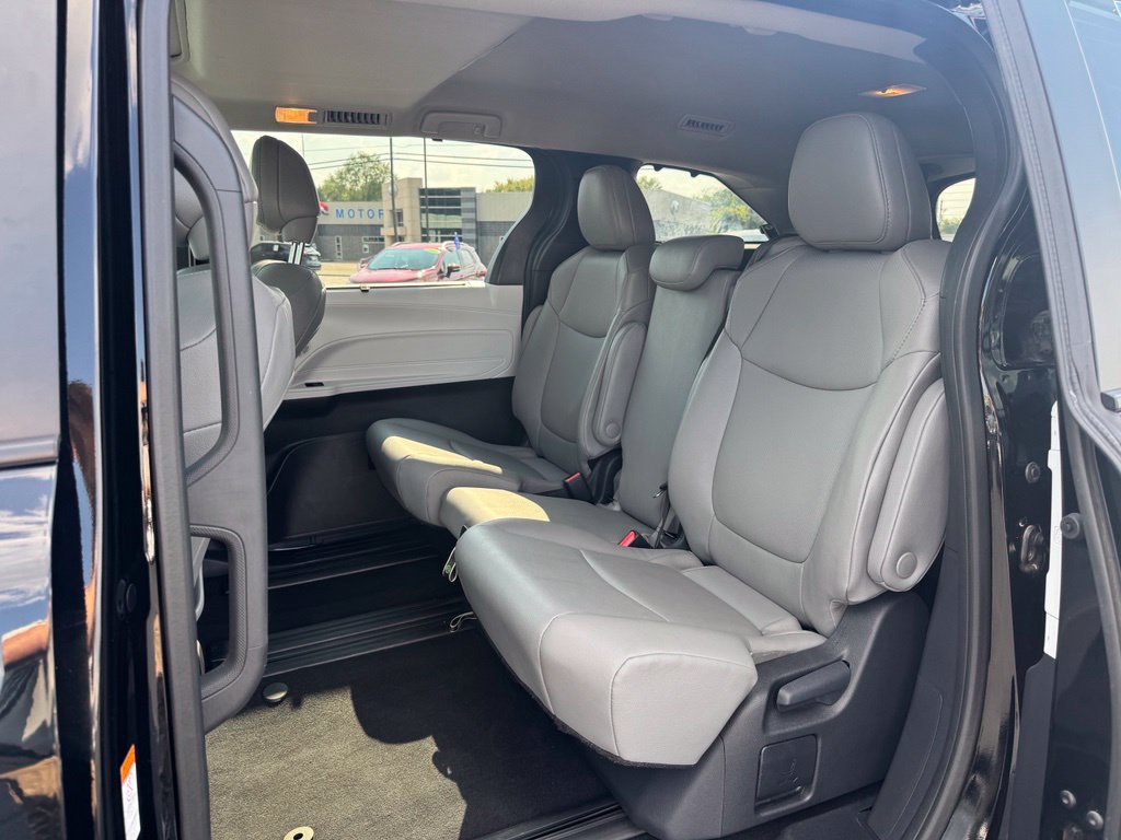 Used 2026 Toyota Sienna XLE FWD image 21