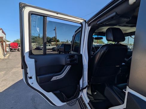 Used 2015 Jeep Wrangler Unlimited Rubicon image 28