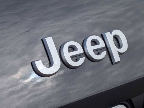 Used 2025 Jeep Grand Cherokee Laredo X w/ Luxury Tech Group I AWD/4WD image 18