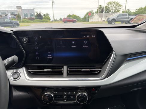 Used 2025 Chevrolet Trax LT FWD image 24