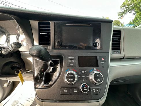 Used 2017 Toyota Sienna LE image 22