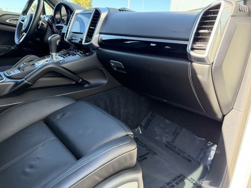 Certified 2018 Porsche Cayenne Platinum Edition image 17