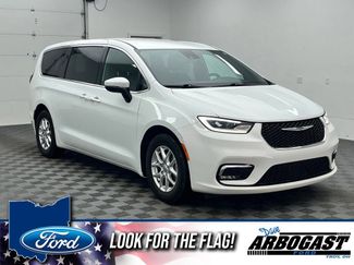 Used 2023 Chrysler Pacifica Touring FWD video 1