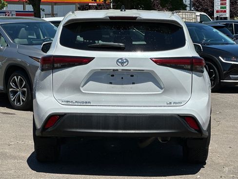 Used 2023 Toyota Highlander LE AWD/4WD image 5