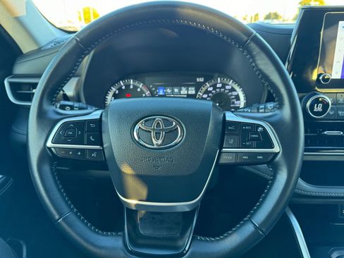 Used 2025 Toyota Highlander LE image 28