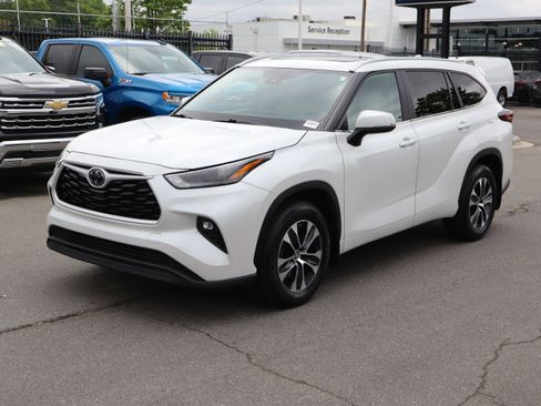 Used 2024 Toyota Highlander XLE AWD/4WD image 5