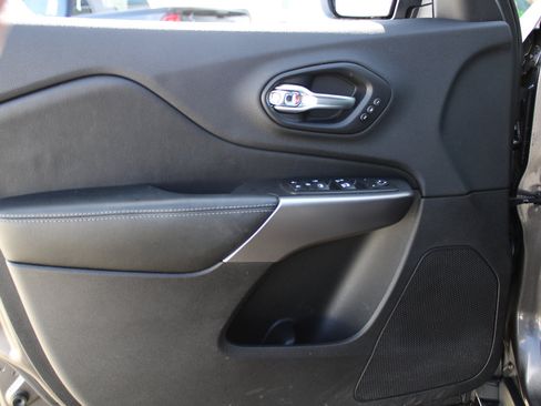 Used 2019 Jeep Cherokee Limited w/ Luxury Group image 9