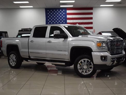 Used 2019 GMC Sierra 2500 Denali w/ Duramax Plus Package image 2