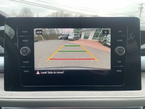 Certified 2025 Volkswagen Taos SE w/ Panoramic Sunroof Package image 19