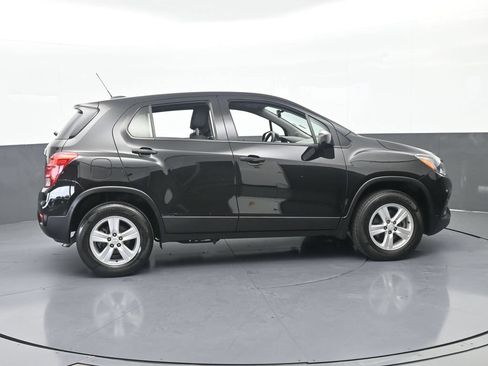 Used 2022 Chevrolet Trax LS w/ Tint and Cruise Package AWD/4WD image 7
