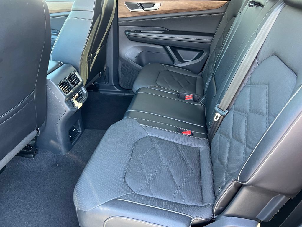 Used 2024 Volkswagen Atlas SE AWD/4WD image 12