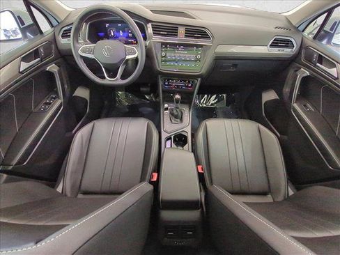 Used 2023 Volkswagen Tiguan SE w/ Panoramic Sunroof Package FWD image 19