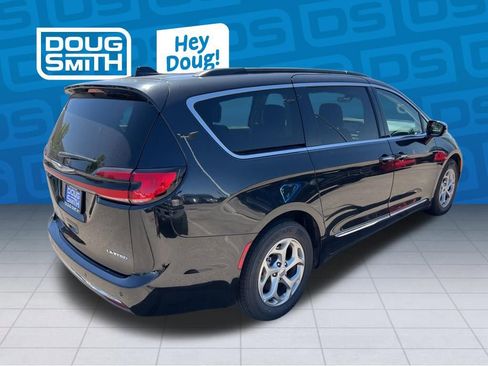 Used 2023 Chrysler Pacifica Limited FWD image 5