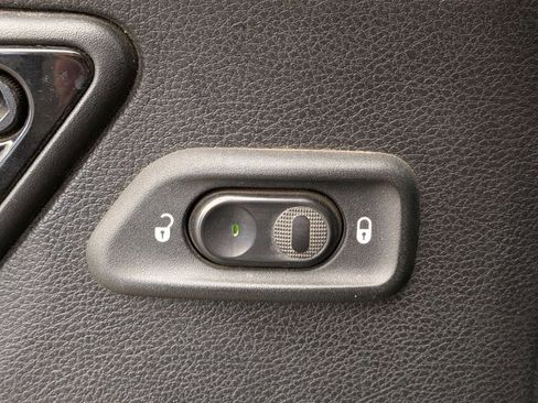 Used 2016 Jeep Wrangler Unlimited Sahara image 10