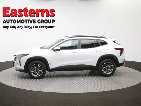 Used 2025 Chevrolet Trax LT FWD image 59