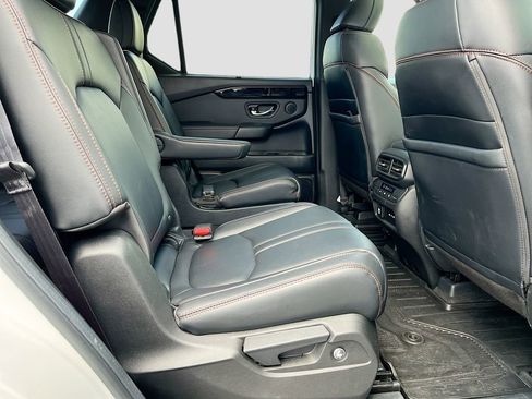 Used 2025 Honda Pilot TrailSport image 27