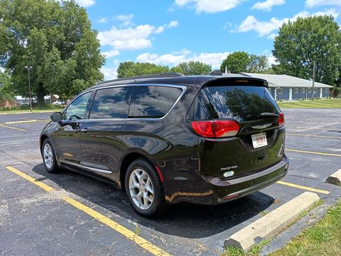 Used 2017 Chrysler Pacifica Touring-L w/ Tire & Wheel Group FWD image 4