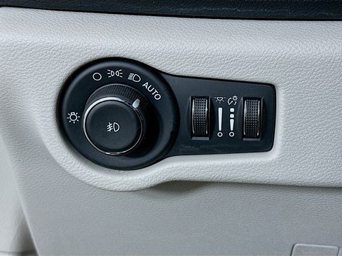 Used 2024 Chrysler Pacifica Touring-L FWD image 17