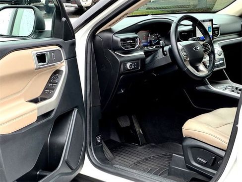 Used 2022 Ford Explorer XLT w/ Equipment Group 202A image 11