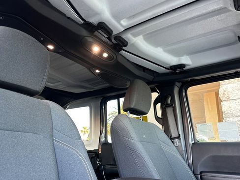 Used 2025 Jeep Wrangler Sahara image 17