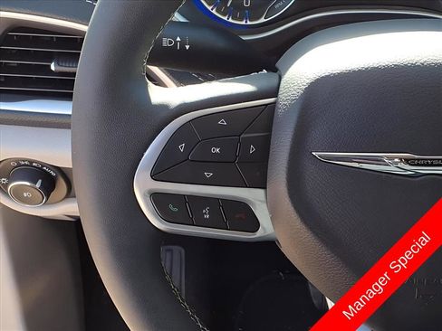 Used 2024 Chrysler Pacifica Touring-L FWD image 5