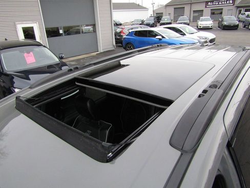 Used 2025 Chrysler Pacifica Limited image 31