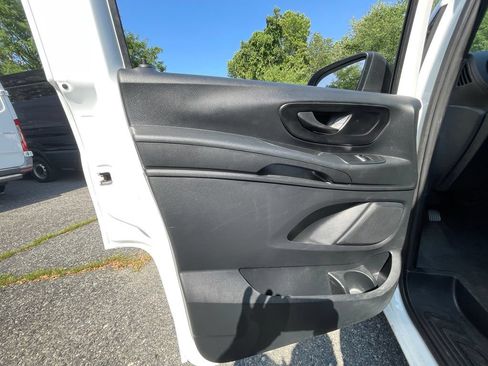 Used 2023 Mercedes-Benz Metris image 9