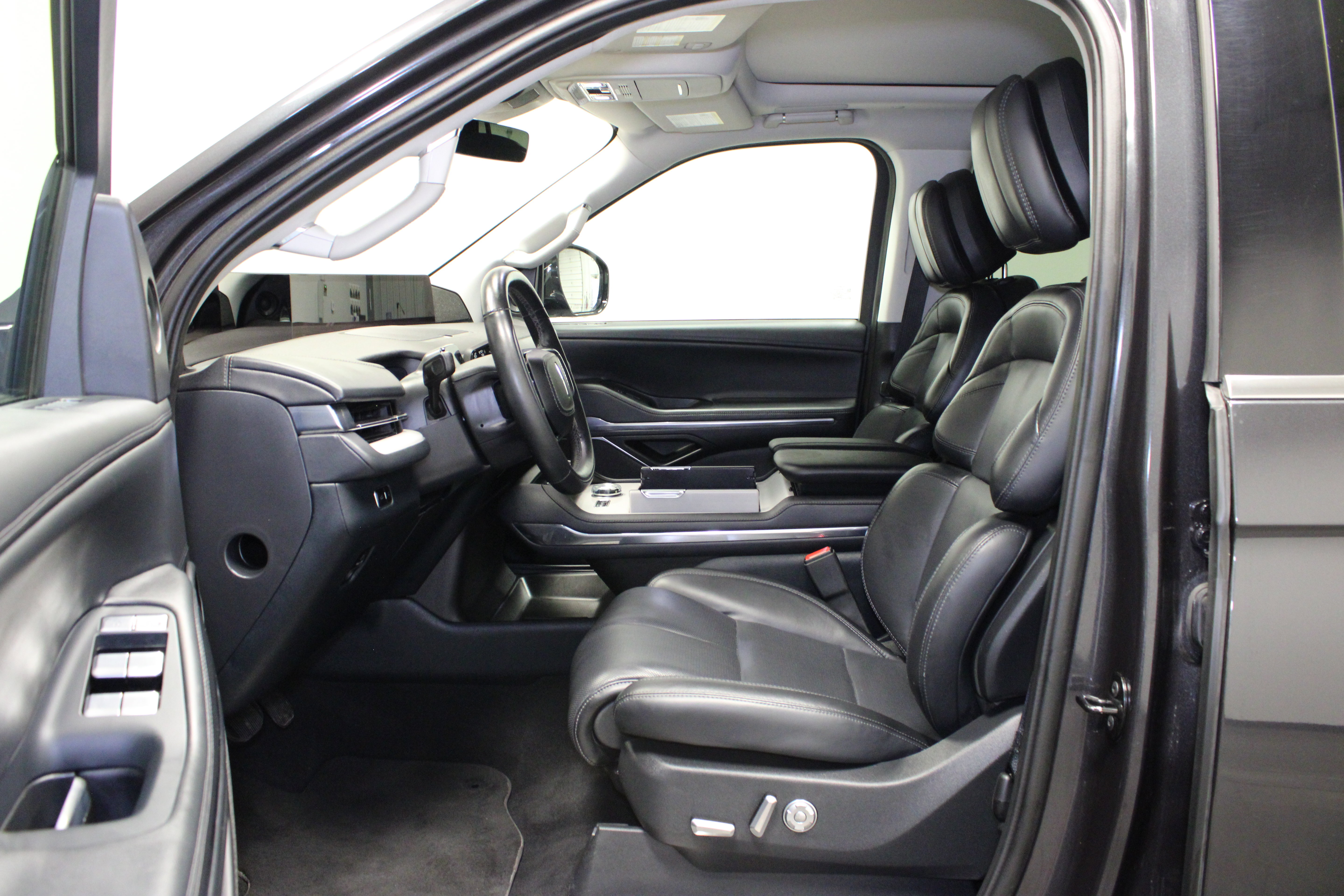 Used 2025 Lincoln Navigator Reserve AWD/4WD image 21