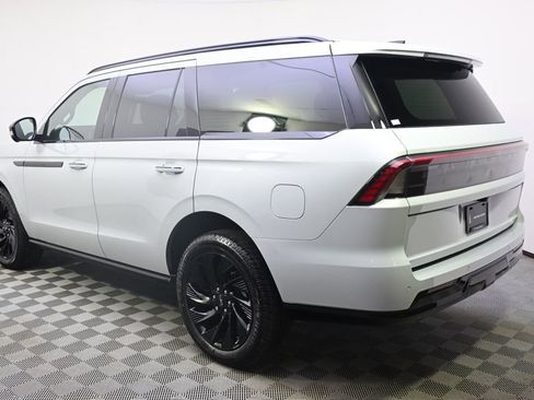 New 2026 Lincoln Navigator Reserve w/ Jet Appearance Package AWD/4WD image 3