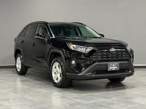 Used 2021 Toyota RAV4 XLE FWD image 3