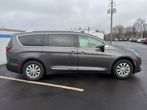 Used 2018 Chrysler Pacifica Touring-L w/ Advanced Safetytec Group image 5