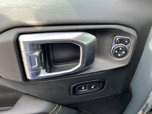 Used 2025 Jeep Wrangler Unlimited Sahara AWD/4WD image 21