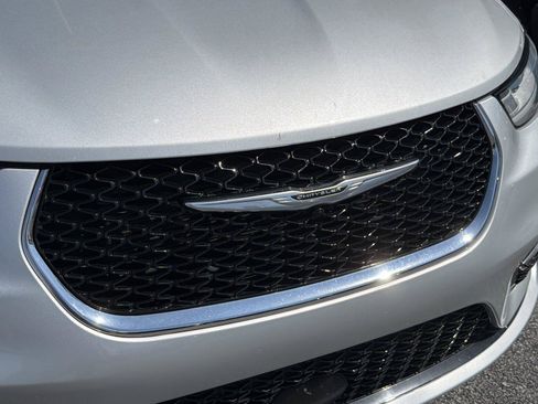 Used 2024 Chrysler Pacifica Touring-L FWD image 9