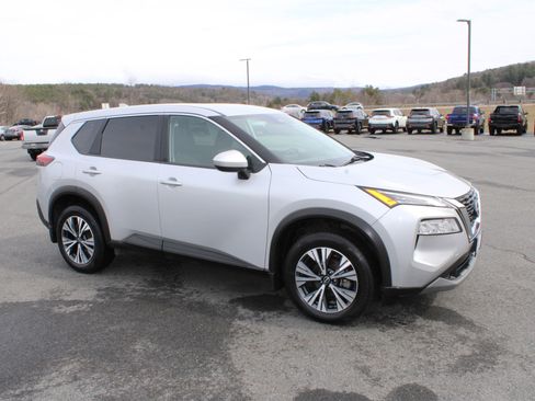 Used 2023 Nissan Rogue SV image 2