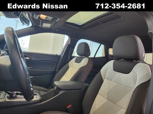 Used 2024 Chevrolet Trax RS w/ Sunroof Package image 21