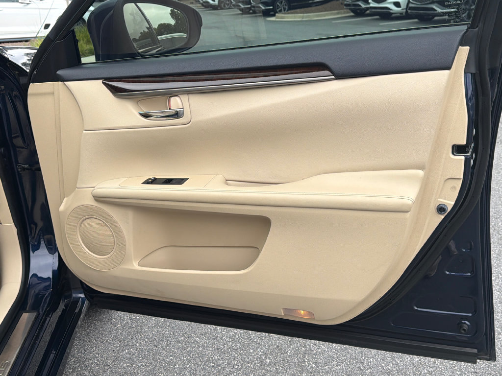 Used 2015 Lexus ES 350 w/ Luxury Package FWD image 16