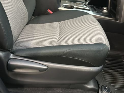 Used 2018 Toyota 4Runner SR5 AWD/4WD image 17
