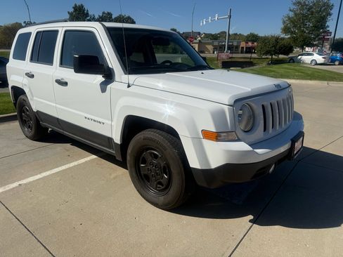 Used 2014 Jeep Patriot Sport image 4