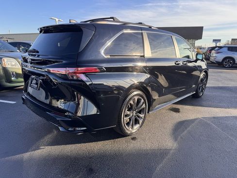 Used 2021 Toyota Sienna XSE image 5