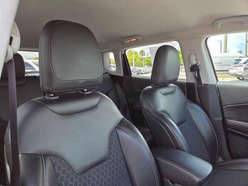 Used 2019 Jeep Compass Latitude w/ Cold Weather Group FWD image 16