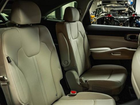 Used 2025 Kia Sorento EX w/ Panoramic Sunroof Package image 13