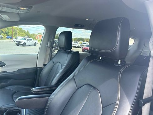 Used 2024 Chrysler Pacifica Touring-L FWD image 3