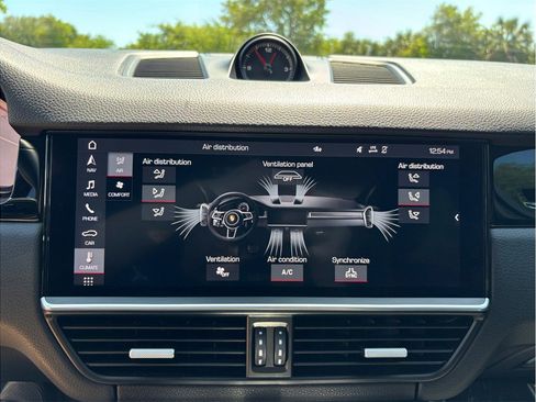 Used 2020 Porsche Cayenne image 35