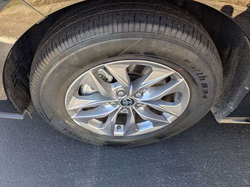 Used 2025 Toyota Sienna LE image 32