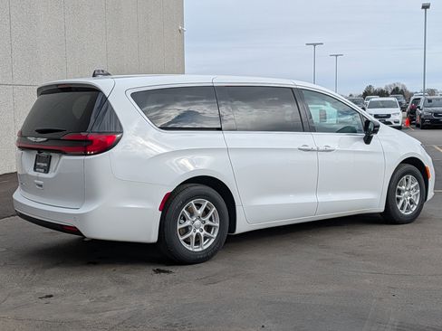 New 2026 Chrysler Pacifica Select image 2