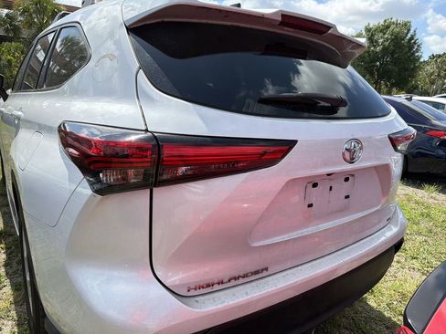Used 2023 Toyota Highlander LE FWD image 8