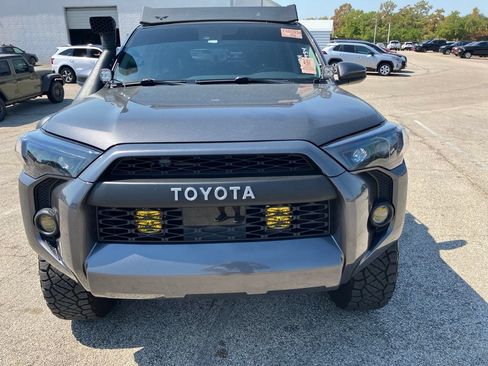 Used 2020 Toyota 4Runner SR5 AWD/4WD image 2