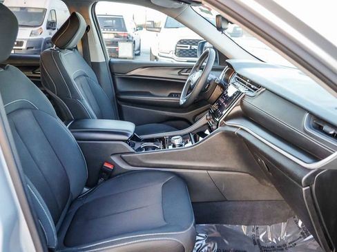 Used 2023 Jeep Grand Cherokee L Laredo image 17